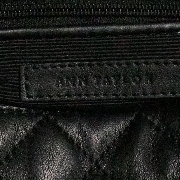 Luxurious Black Quilted Leather Shoulder Bag - Picture 3 of 4